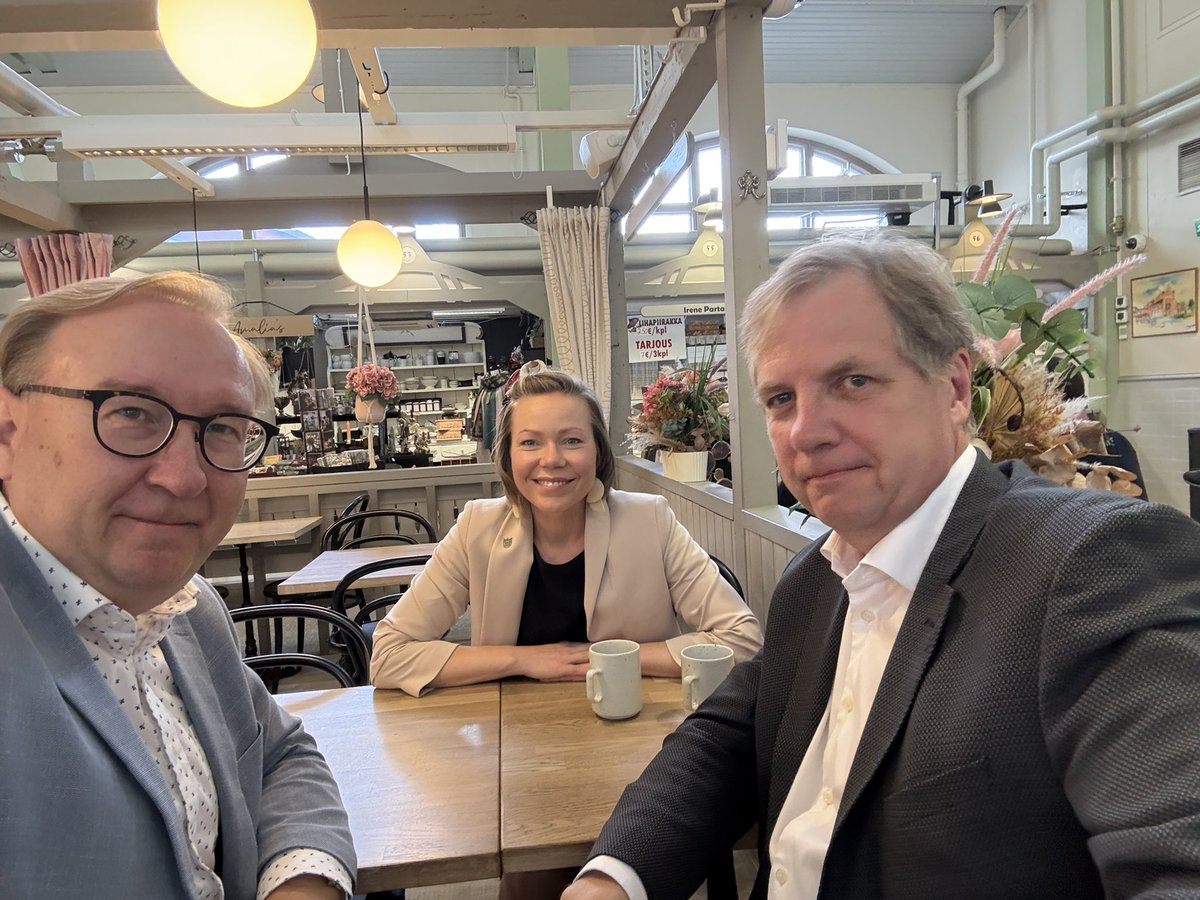 Timo Reina (@timoreina) on Twitter photo Antoisa päivä tutustumassa <a href="/Kuopionkaupunki/">Kuopion kaupunki</a> <a href="/Siilinjarvenkun/">Siilinjärven kunta</a> ja <a href="/pohjoissavo/">Pohjois-Savon liitto</a> tilanteeseen ja kehitysnäkymiin. Paljon positiivista tapahtuu, vaikka talouden, demografian ja sulkeutuneen itärajan haasteet koettelevatkin. Kiitos hyvistä tapaamisista <a href="/tyttimaatta/">Tytti Määttä</a> ym.! <a href="/Kuntaliitto/">Kuntaliitto | Kommunförbundet</a> Antoisa päivä tutustumassa <a href="/Kuopionkaupunki/">Kuopion kaupunki</a> <a href="/Siilinjarvenkun/">Siilinjärven kunta</a> ja <a href="/pohjoissavo/">Pohjois-Savon liitto</a> tilanteeseen ja kehitysnäkymiin. Paljon positiivista tapahtuu, vaikka talouden, demografian ja sulkeutuneen itärajan haasteet koettelevatkin. Kiitos hyvistä tapaamisista <a href="/tyttimaatta/">Tytti Määttä</a> ym.! <a href="/Kuntaliitto/">Kuntaliitto | Kommunförbundet</a>