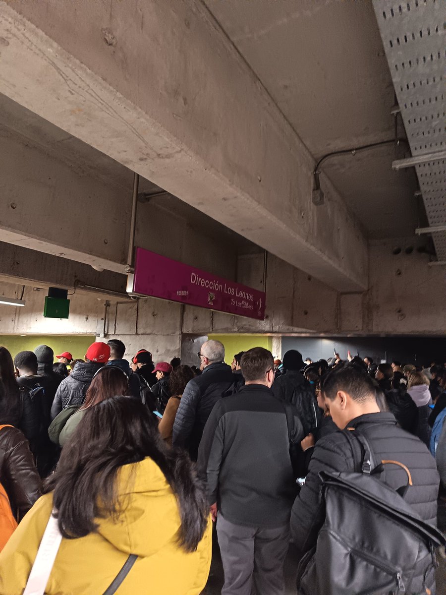 FerTapi23567538's tweet photo. @metrodesantiago Combinación en Franklin están haciendo contención 🤷, abajo lleno y el metro viene tan lleno que es difícil subir, aviso para quien le sirva la info ℹ️ https://t.co/j9lqR6vsZs