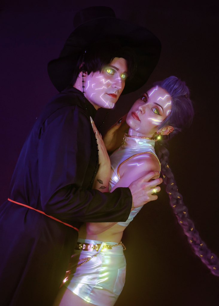 Entre luces y sombras...
Jinu &amp; Rumy no solo pelean, también siguen lo que sienten brillan incluso en la noche más oscura
Edit : <a href="/Hazzatumbo/">✧ Carla Akiko ✧</a> 
@kirtashcrosscosplay &amp; <a href="/shiroychigo/">Jessie_Rocket🌹aka Pukucos</a>
#KpopDemonHunters #Jinu #Ruml #jinucosplay
#rumicosplay #huntrix #sajaboys