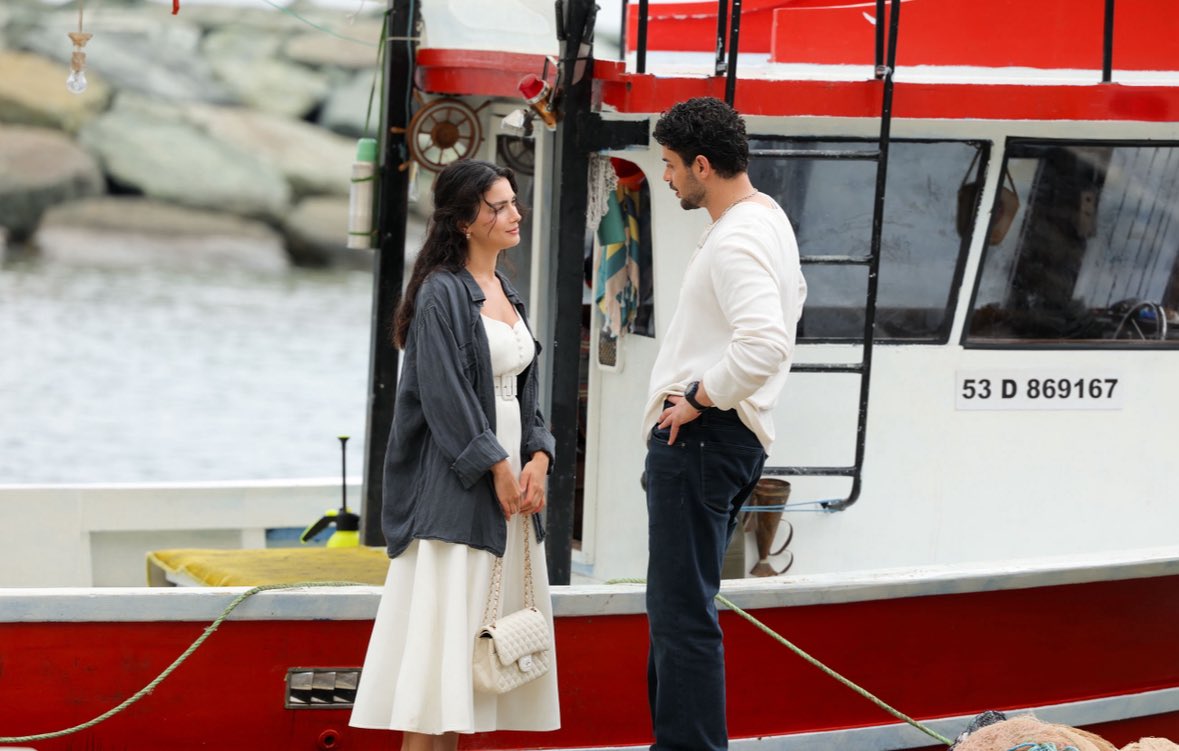 🔔| Novas fotos promocionais do 1° episódio de #GözleriKaraDeniz que será exibido na terça-feira, 2 de setembro, na ATV. 

#HalitÖzgürSarı  #ÖzgeYağız