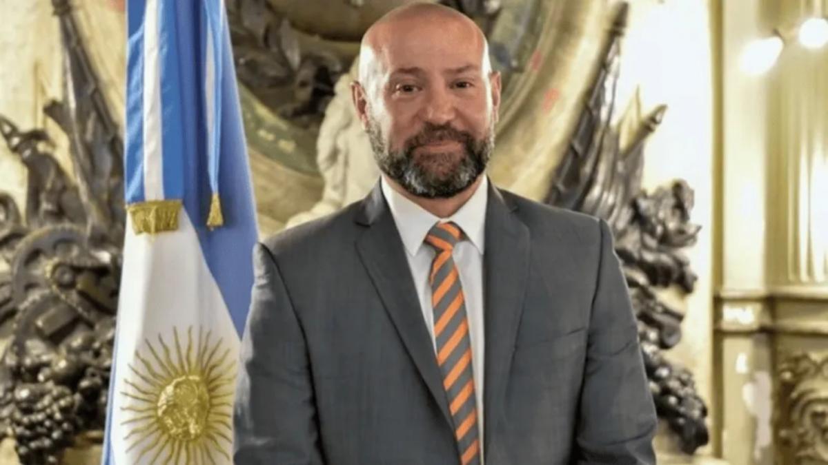 Cagaron

El exdirector de Andis, Diego Spagnuolo, entregó al fiscal Franco Picardi un pendrive con 50 audios sobre las coimas que involucran a la coimera presidencial, Karina Milei, el asesor Eduardo Lule Menem y la droguería Suizo Argentina. 
Evalúa presentarse como arrepentido.