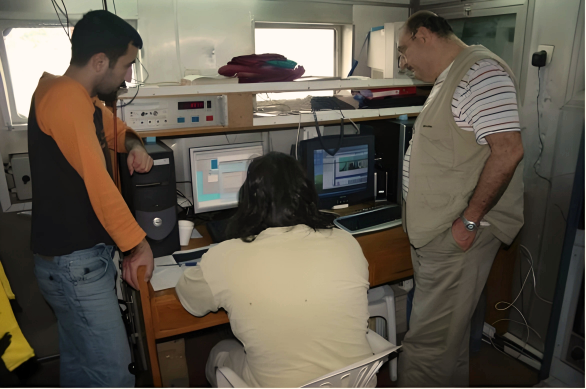 Deniz Bilimlerinin Büyük Kaybı: Prof. Dr. Emin Özsoy

Deniz Bilimleri Enstitüsü'nün duayen hocalarından, Fiziksel Oşinografi Anabilim Dalı Başkanlığı görevi de yapmış olan Prof. Dr. Emin Özsoy hocamızın kaybından dolayı üzüntü içerisindeyiz. Ailesine, tüm sevenlerine ve çalışma