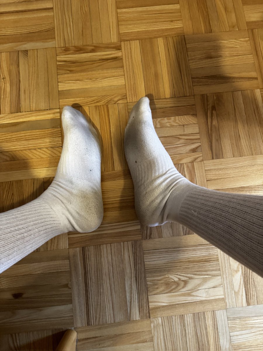 MasterKevi8448's tweet photo. Frisch getragene Socken nach einem langen Tag 🖤 diskret verpackt &amp; sofort versandbereit 📦✨
DM für Details 💌“

#GetrageneSocken #SockSeller #KinkCommunity #PantySelling #UsedSocks #FootFetish #SockLover https://t.co/2LP1rh5t5l