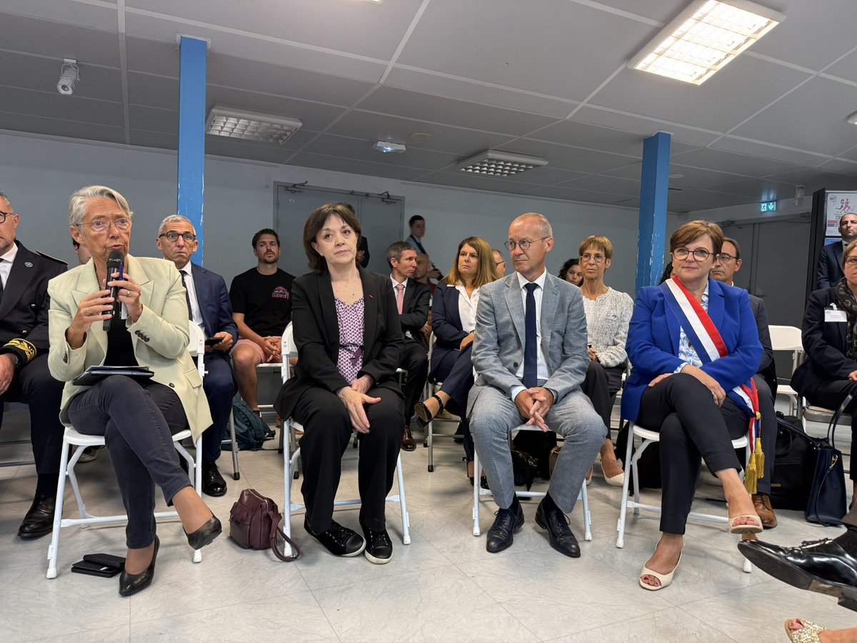 👉 Visite de <a href="/Elisabeth_Borne/">Élisabeth BORNE</a> au collège Jean Mermoz à @angers aux côtés des parlementaires, élus et du <a href="/Prefet49/">Préfet de Maine-et-Loire 🇫🇷🇪🇺</a>.

Au programme : échanges avec l’équipe pédagogique sur la sécurité dans les établissements scolaires, l’attractivité de la profession et les professeurs stagiaires.