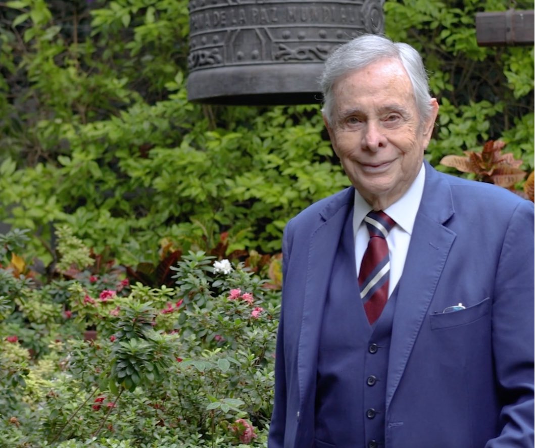 El Dr. Othón Pérez Fernández del Castillo marcó generaciones con su ejemplo como maestro, investigador y notario.
Hoy lo homenajeamos en Testimonios Notariales, capítulo dedicado al Mérito Académico.

🎥 Míralo aquí: youtu.be/d2TjR_c8gjM