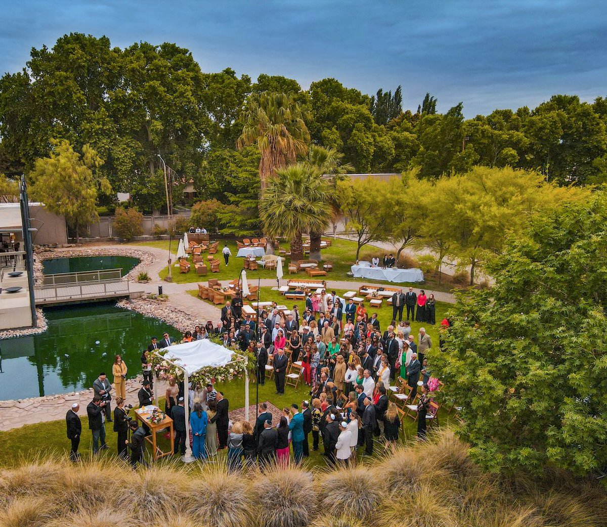 ¡Celebrá tus momentos en un lugar único!
Nuestros jardines y espacios están pensados para dar vida a bodas soñadas, reuniones sociales y eventos corporativos, con un servicio integral y cuidado en cada detalle.
Consultanos: eventos@bodegasinfin.com
WhatsApp: 2614 70-0493