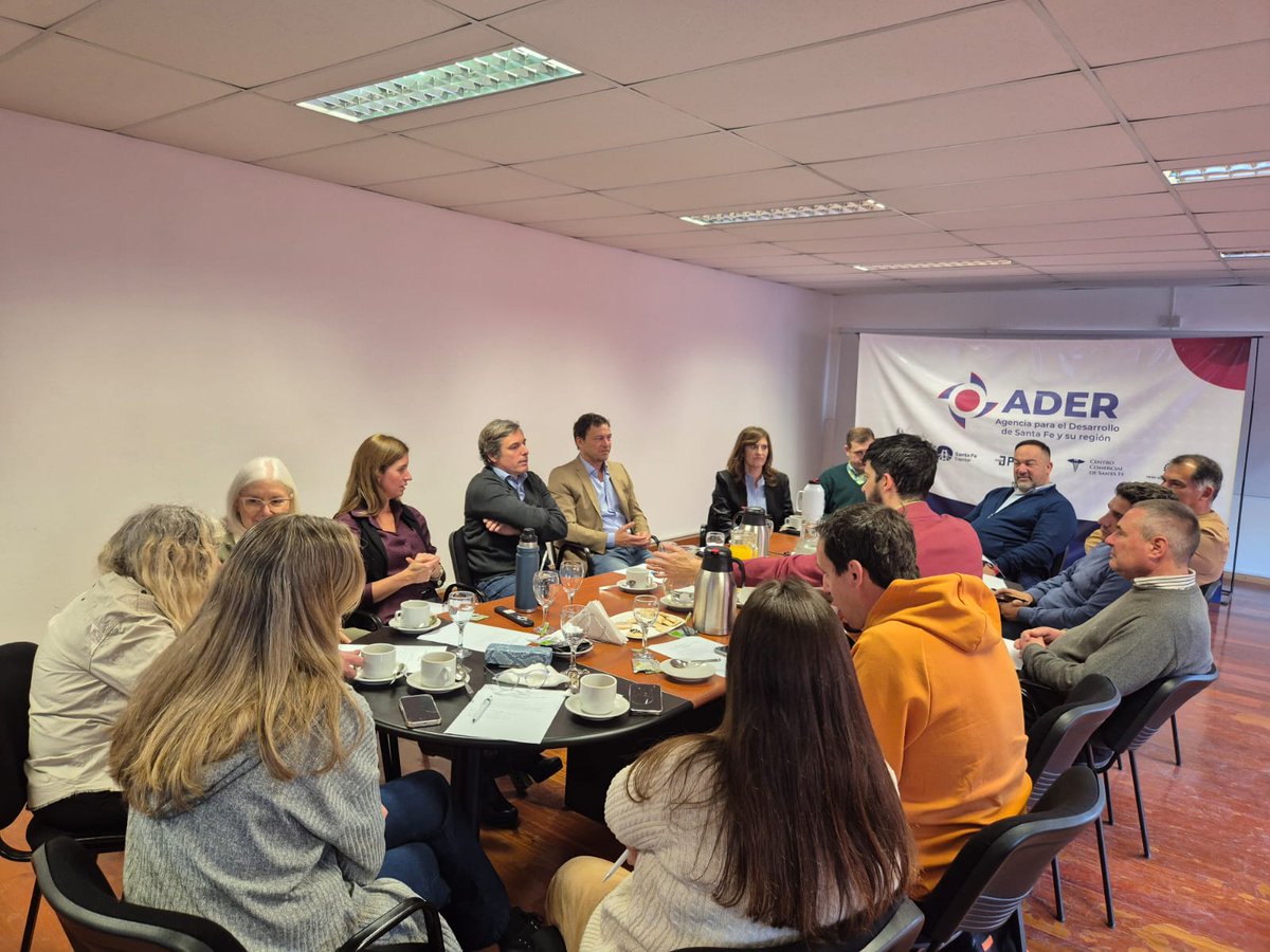 ADERSANTAFE's tweet image. 🤝 Hoy nos reunimos en Comisión Directiva y recibimos a @adrianamolina20 @JorgeAndresFdz 
Compartimos nuestras actividades, proyectos en marcha y próximos desafíos, reafirmando el compromiso con el desarrollo local.
#ADER #DesarrolloRegional #TrabajoEnRed