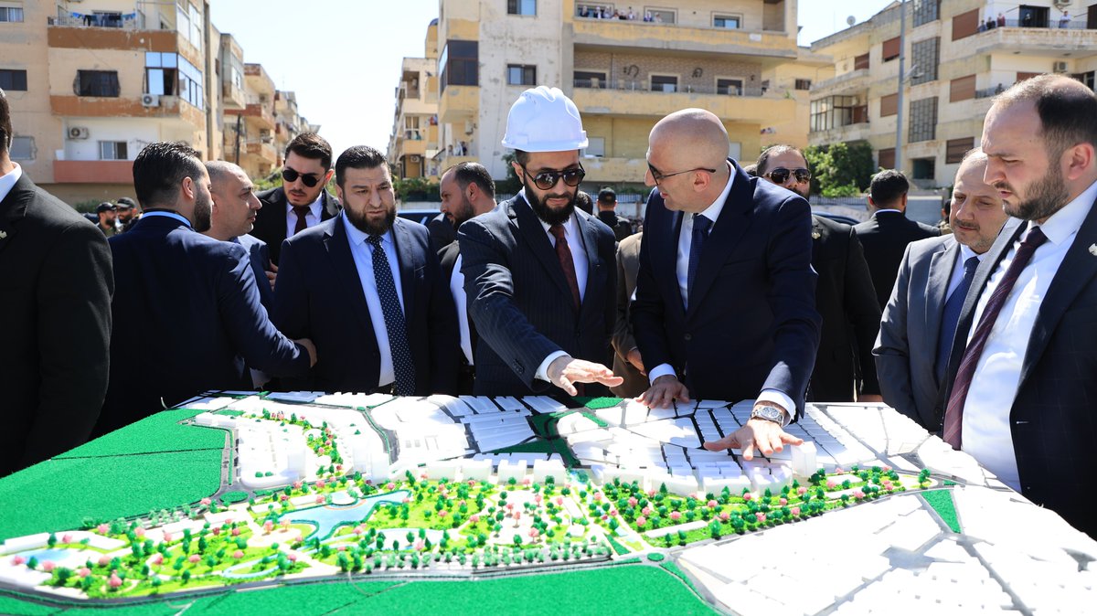 السيد الرئيس أحمد الشرع يضع حجر الأساس لحزمة مشاريع دار السلام في محافظة حمص بحضور المحافظ عبدالرحمن الأعمى،  إيذاناً بانطلاق مرحلة جديدة من خطط إعادة الإعمار وتعزيز الحركة الاستثمارية في المحافظة.

#رئاسة_الجمهورية_العربية_السورية