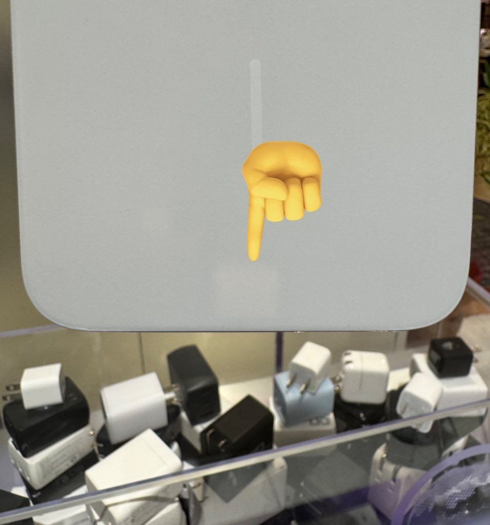 hello8gadget's tweet photo. CIOの「SMARTCOBY ULTRA SLIM 3K」、薄すぎてUSB-Cポート(?)が透けてるの凄いw
#CIO #SMARTCOBY https://t.co/TGdW1OLKYY