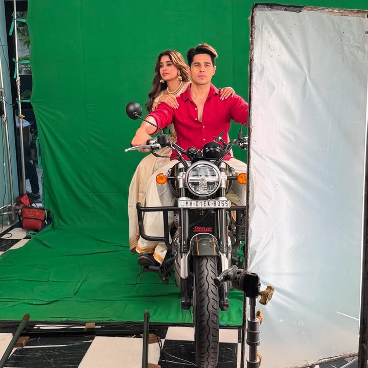JanhviKUniverse's tweet photo. Param and Sundari❤️

#ParamSundari
#SidharthMalhotra #JanhviKapoor https://t.co/1l05Mvb1Ox