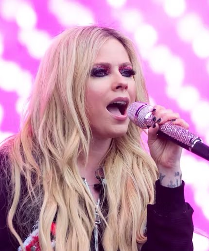 Support4Avril's tweet photo. i wanna create a thread of avril best live performances. what do you guys think? which one has to be included? ❤️ https://t.co/lPWwrzg9vf