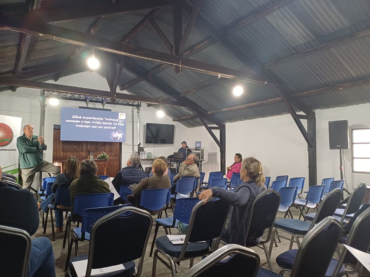 PlanAgro's tweet photo. #Ayer en📌Sociedad de Fomento de Flores
En el marco del Encuentro Empresarial - Jornada de charlas inspiradoras
✔️Estrategias para integrar a los jóvenes a la Empresa Familiar
🗣️Ing. Agr. Mag. Julio Perrachon #PlanAgro
#CCIF #CentroPyme @GermanAPVet https://t.co/RvftfRbK67