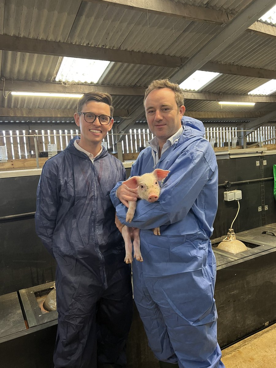 NatPigAssoc's tweet photo. Great to catch up with @DannyVet yesterday morning during a visit to the pig unit at @Sparsholt_Coll. We discussed everything from pig health and welfare to training the next generation of pig farmers. https://t.co/wfNuaqUQjE