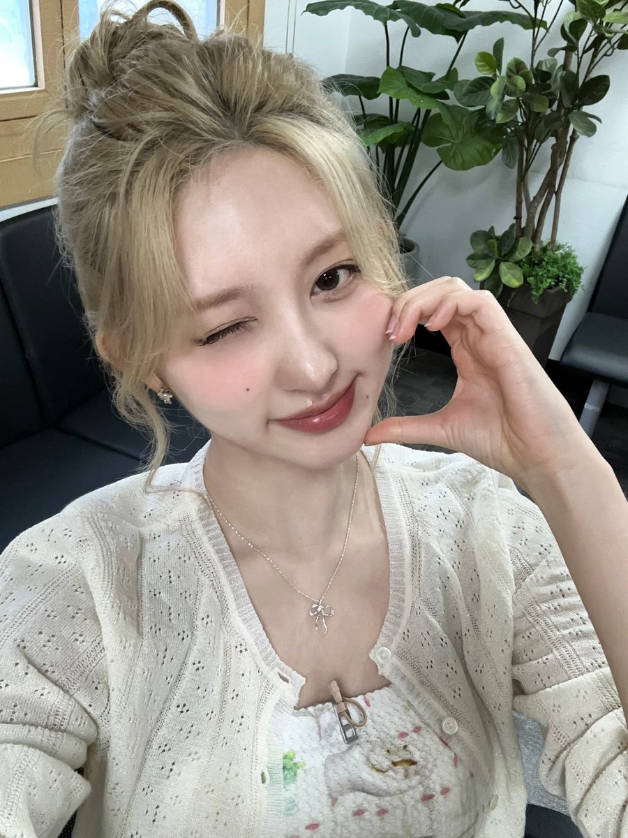 IVEstarship's tweet photo. 📸
250829 #KBS2 #신상출시편스토랑 완료 💕

오늘의 토크 셰프 🍽️
편스토랑에 나타난
알잘딱깔센 스페셜 MC 가을 ୧(՞o̴̶̷̤  ̫ o̴̶̷̤ ՞)و

맛있는 음식으로 에너지 가득 충전하며
금요일 행복하게 마무리해요 💤

#IVE #아이브
#GAEUL #가을
#IVE_SECRET 
#XOXZ #IVE_XOXZ https://t.co/0066VllIQH