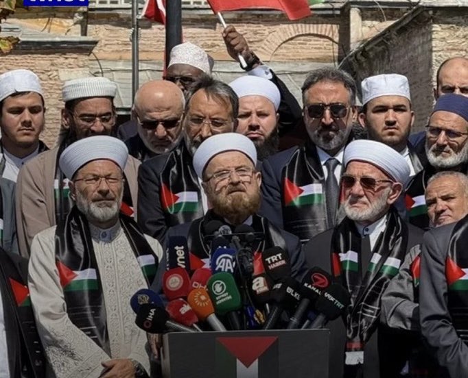 İslam Alimleri Ayasofya Bildirgesi’den..

1. Konferansa katılan âlimler olarak, direnişin silahsızlandırılmasına kesinlikle karşı çıkıyoruz. Filistin halkının meşru hakkı olan direnişten vazgeçirilmesine yönelik tüm çağrıları kesin bir dille reddediyoruz; Filistin halkının