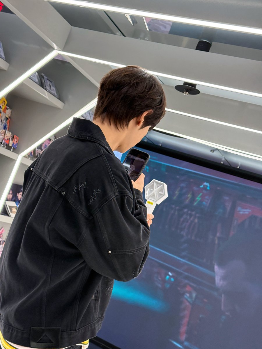 EXO tweet media