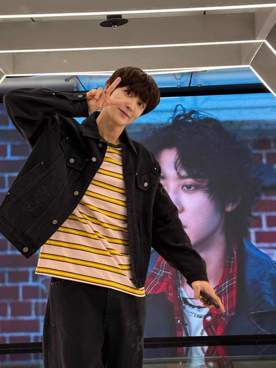 EXO tweet media