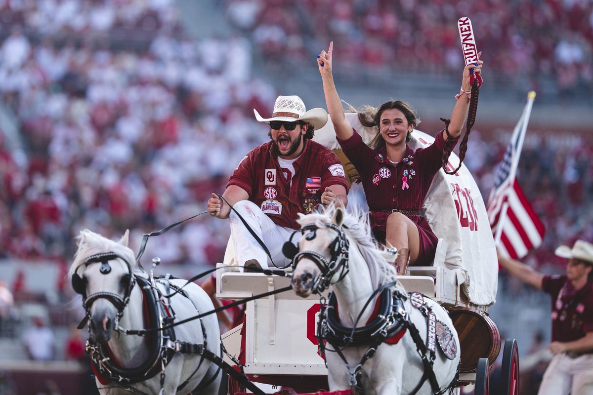 OU_Athletics's tweet photo. #CrimsonFriday 🤝 #CollegeColorsDay

Where are you reppin’ from, Sooner Nation⁉️

#BoomerSooner☝️ https://t.co/K3ypSwhtWO