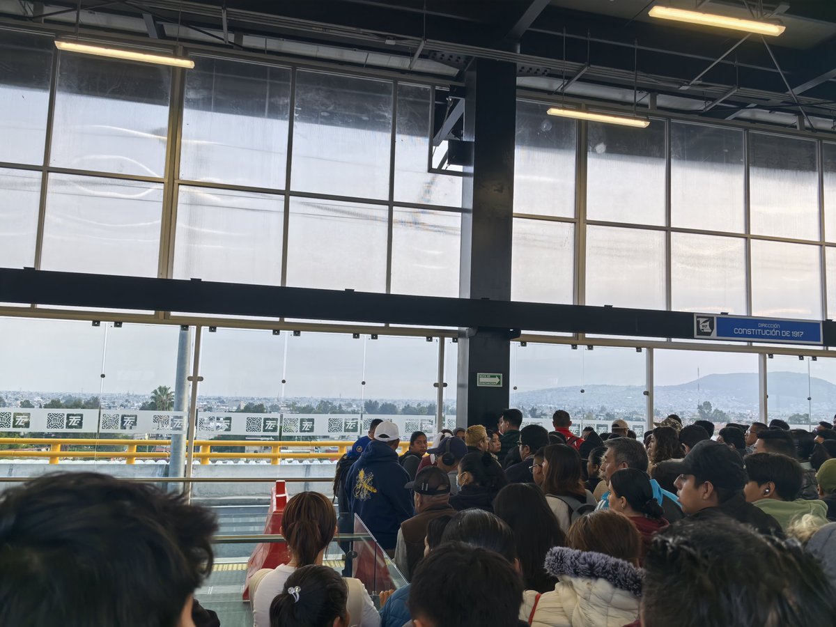 AleCruzLuna's tweet photo. Estación Santa Marta #trolebus saturan en al de dejan acumular gente, creo no fue buena idea contratar a microbuceros, es tan dificil materr un flujo constante.  @telediario  @Alc_Iztapalapa @LaSEMOVI https://t.co/ntzeVpdo2a
