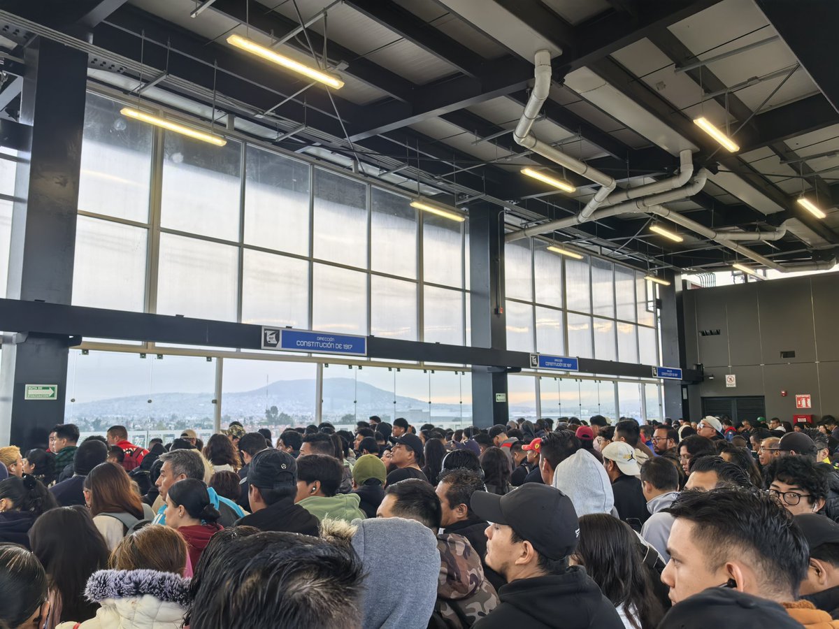 AleCruzLuna's tweet photo. Estación Santa Marta #trolebus saturan en al de dejan acumular gente, creo no fue buena idea contratar a microbuceros, es tan dificil materr un flujo constante.  @telediario  @Alc_Iztapalapa @LaSEMOVI https://t.co/ntzeVpdo2a