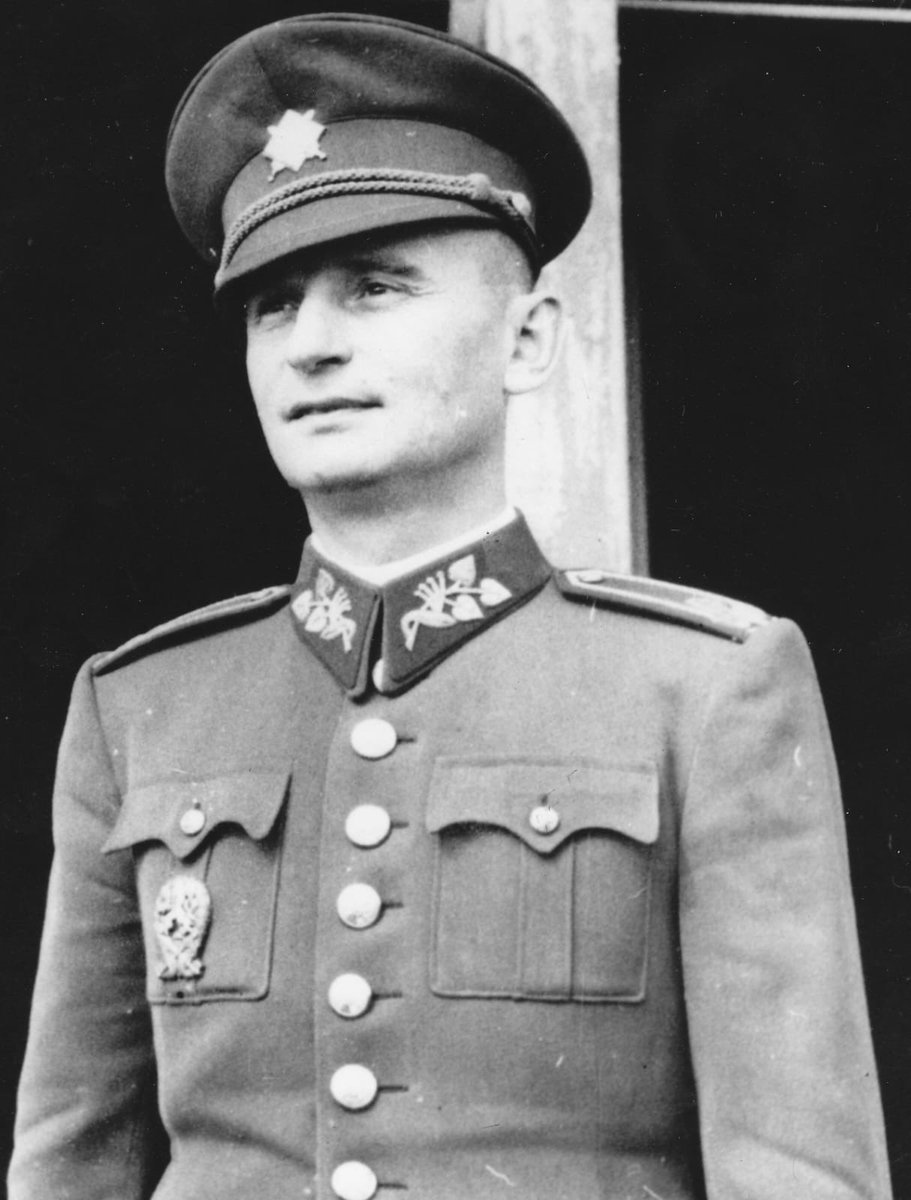 Banská Bystrica, oslavy SNP.  Dve hodiny prejavov potentátov. Ani jedna zmienka o generálovi Golianovi či Viestovi. Ani jedna historická fotografia vojakov v Povstaní, ani sekunda archívneho filmu na obrazovke. 

Urobili si z SNP gýčovitú kulisu pre  kydanie na médiá a Ukrajinu.