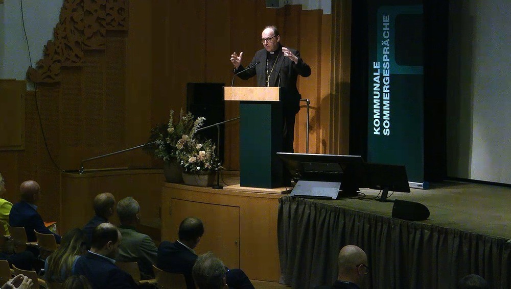 Für eine engere Kooperation von Kirchen und Gemeinden im Kampf gegen Leerstand und verödende Ortskerne hat sich der Innsbrucker Bischof Hermann Glettler bei den "Kommunalen Sommergesprächen" in Bad Aussee ausgesprochen: kathpress.at/goto/meldung/2…