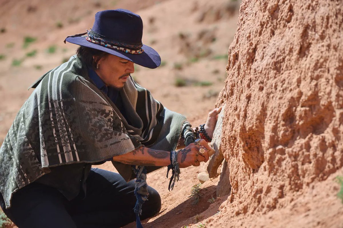 #JohnnyDepp　與《迪奧SAUVAGE曠野之心》相識10週年，這位演員從香氣出發，開啟一場深及靈魂的對話 vogue.com.tw/article/johnny…