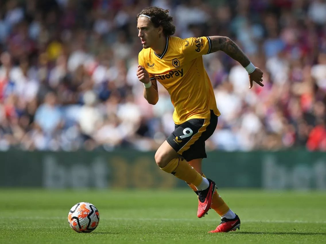 In another universe, Raúl Jiménez didn't get injured and Fábio Silva spent 2 or 3 seasons learning from the master, while gradually getting more minutes, and eventually taking Raúl's throne... Good luck @Silva_Fabio. Give us a shout-out when you win the Ballon d'Or!. 🐺 #wwfc