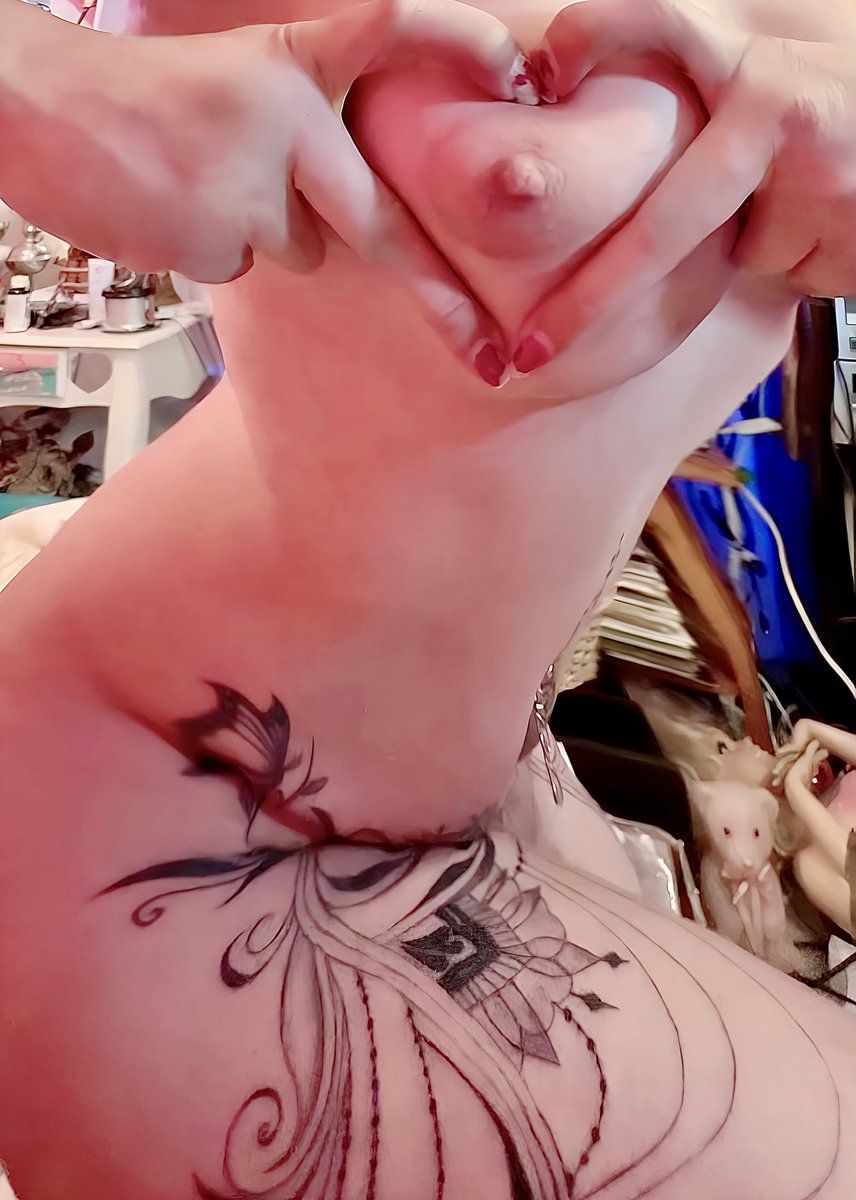 🩷مختلفة 🩵انا في كل شئ😘🥰