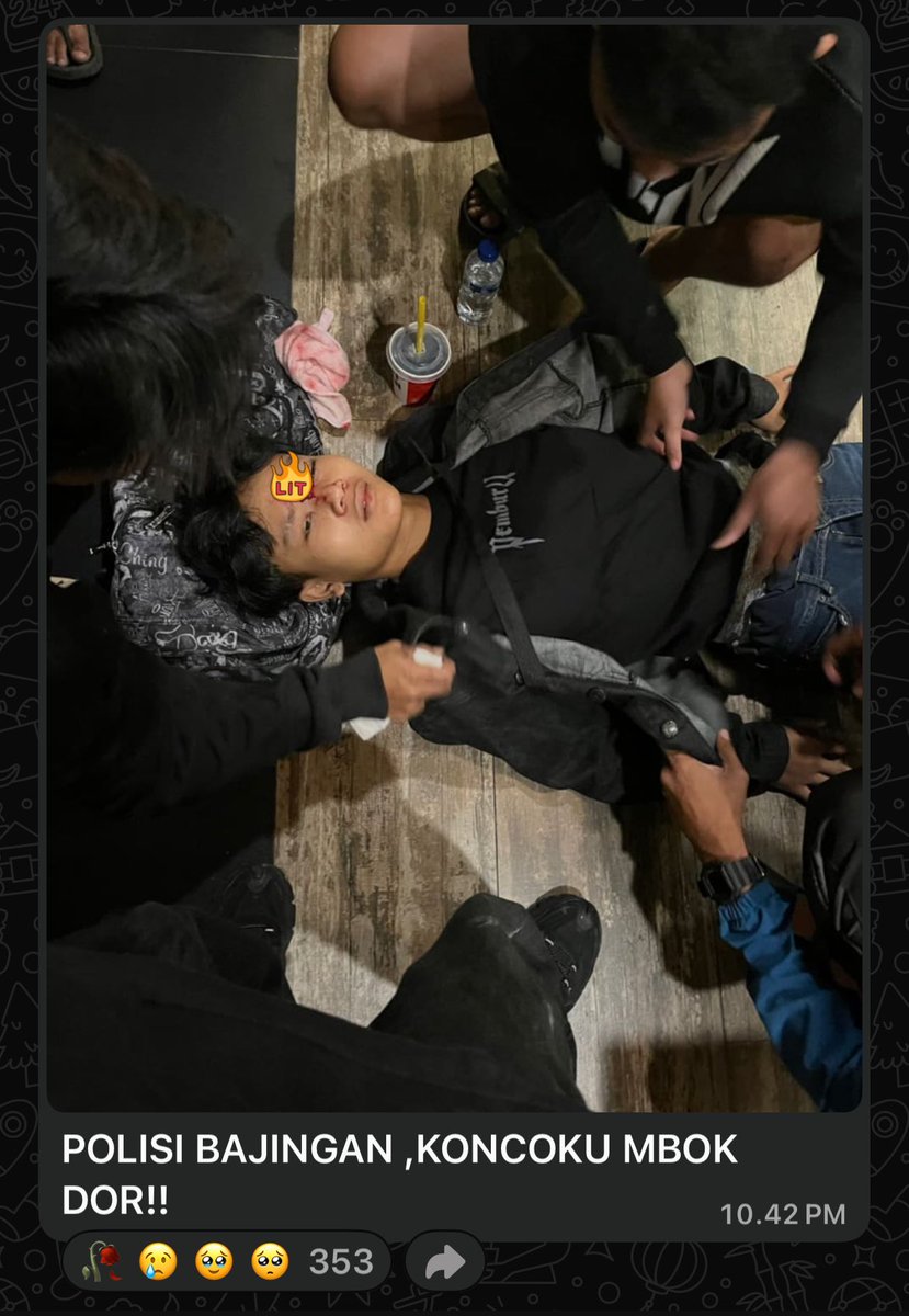 jiyyamour's tweet photo. semakin gila! benar benar tidak ada belas kasihan. salah satu pendemo ditembak.. https://t.co/quXcpvAfY3