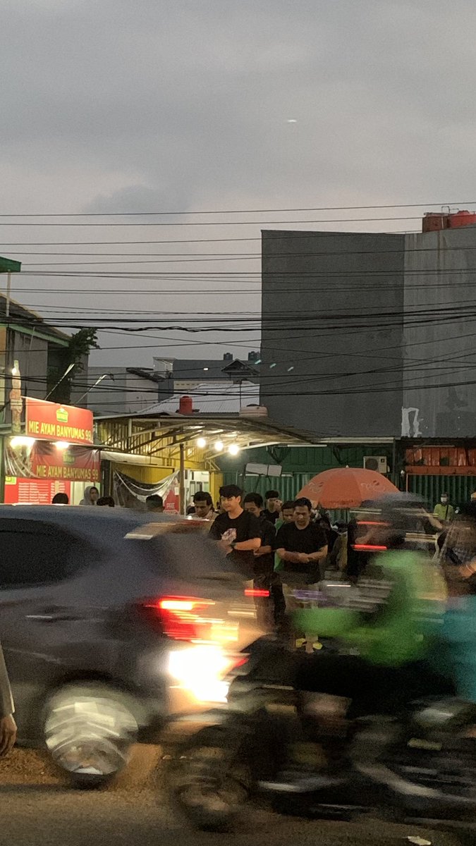 Di tengah riuh suara demo dan deru kendaraan hari ini, lantunan doa tetap berdiri tegak. Sehat selalu ya semuanya 🙏🏻