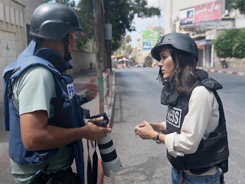 A <a href="/dwnews/">DW News</a>  team was threatened with weapons and fired on with tear gas by Israeli soldiers while filming in Ramallah, despite wearing clearly marked "PRESS" gear. The attack was caught on video.

👉tinyurl.com/229b3a2z