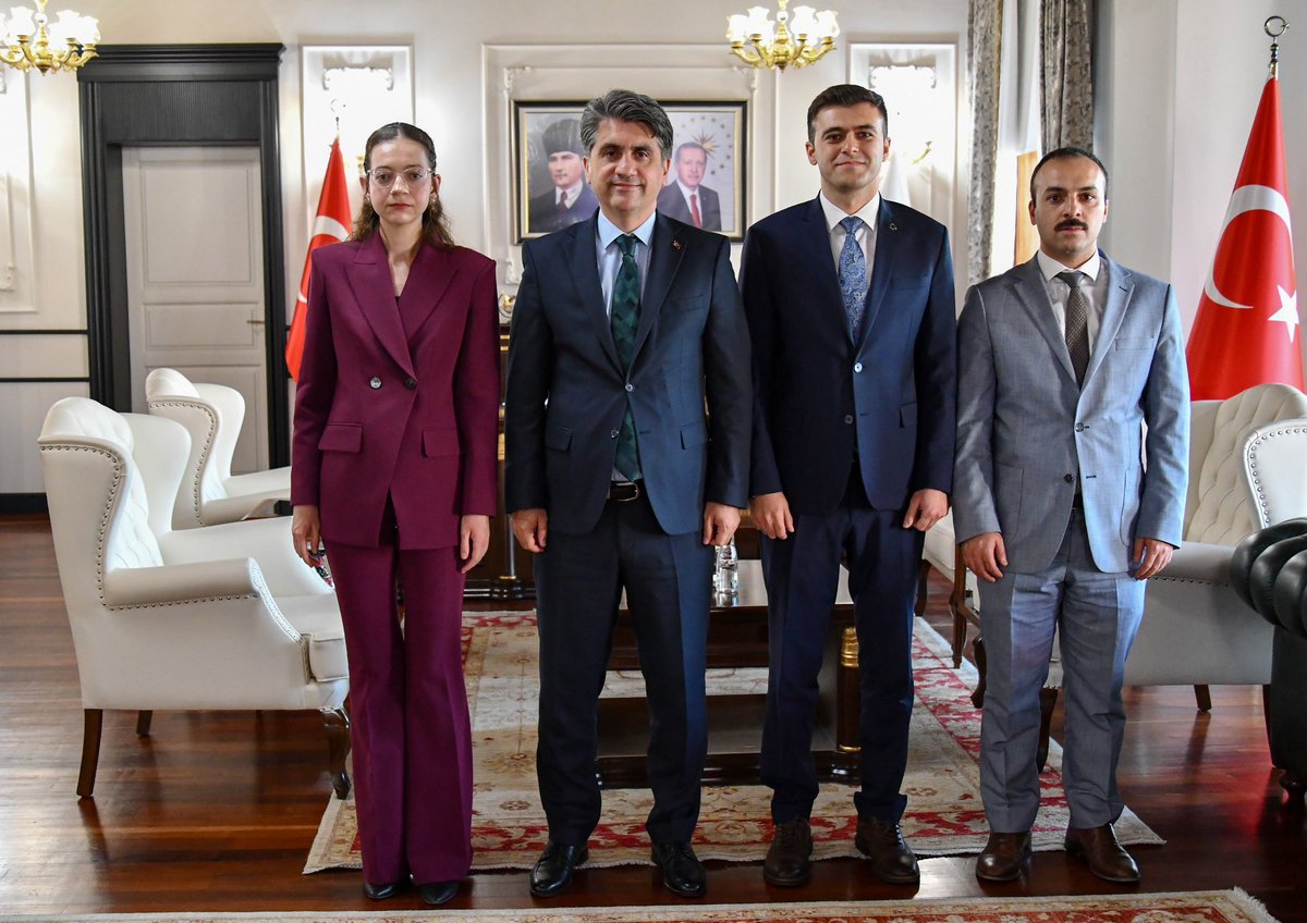 Valimiz Sayın Abdulaziz Aydın, Yurt Dışı Dil Eğitimi nedeniyle ilimizden ayrılacak olan, 111. Dönem Kaymakam Adayları; Dörtdivan Kaymakam V. Yunus Emre Karaca, Mengen Kaymakam V. Ahmet Kasım Tecimen ile Mudurnu Kaymakam V. Ceyda Durmaz'ı kabul etti.

Sayın Valimiz, ilimizde görev