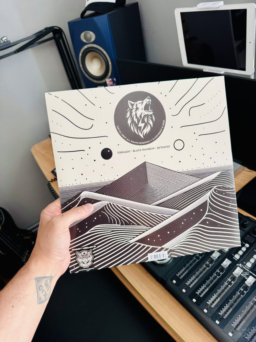 The_Fly_Army's tweet photo. 🌪 Our new EP Tornado on vinyl! 🌪
Release date: September 26th.
Pre-order starts September 19th. Soon we’ll share the link to get your copy. Stay tuned!

#TheFlyArmy #TornadoEP #VinylRelease #StonerRock #ProgRock #HeavyGroove #NewMusic https://t.co/9YgEQBGqRI