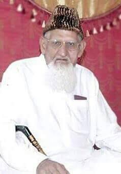 RoymukhtarRoy's tweet photo. احمد رضا خان بریلوی نے اپنے فرقے کے سوا سب کو کافر قرار دے دیا
علمائے دیوبند نے اپنے فرقے کے سوا سب کو بدعتی بنا دیا
عبد الوہاب نجدی نے اپنے فرقے کے علاؤہ سب کو مشرک مشہور کر دیا
مولوی الیاس عطاری نے اپنا پورا فرقہ ہی مسلمانوں سے الگ ڈیزائن کر لیا
خادم رضوی نے اپنی جماعت کے علاؤہ سب کو گستاخ کہہ دیا
ایک مولانا اسحاق صاحب تھے
 کہ جنہوں نے اپنی پوری حیات میں کسی کلمہ گو مسلمان پر کفر و شرک کا فتویٰ نہیں دیا
انہوں نے وصیت کی کہ میرے جنازے پر اعلان کر دینا کہ میں نے کسی کلمہ گو مسلمان کو کبھی کافر نہیں کہا
امت مسلمہ کو ایسے علماء کرام کی ضرورت ہے کہ جو اولیاء کرام کے طریقے پر لوگوں کو آپس میں جوڑ کر رکھیں
نا کہ مزید ٹکڑوں میں تقسیم کرتے پھریں
#مولانا_اسحاق