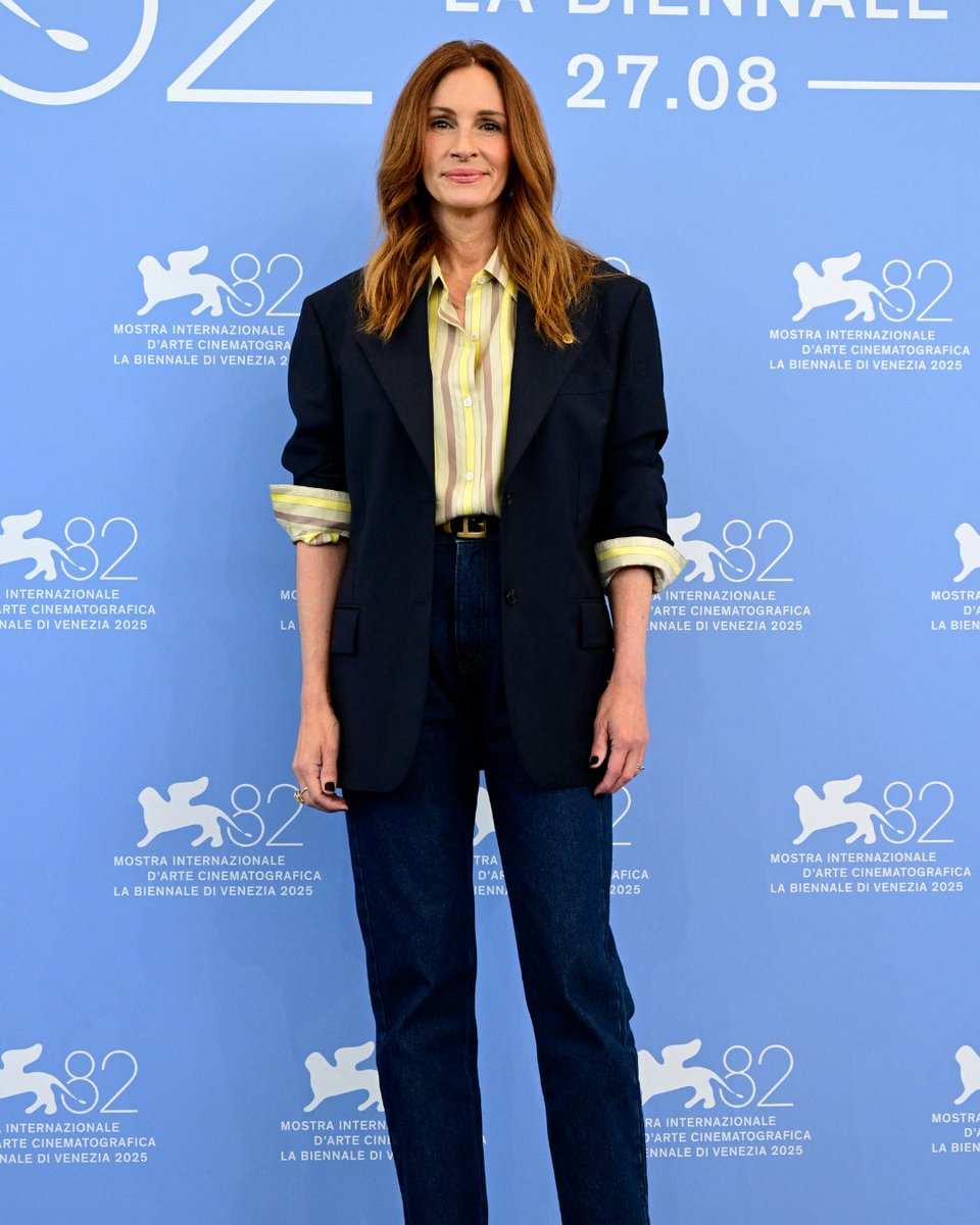 Look at that Pretty Woman! Julia Roberts was seen posing at the "After the  Hunt" photocall at the Venice International Film Festival  : Getty,  WireImage, FilmMagic