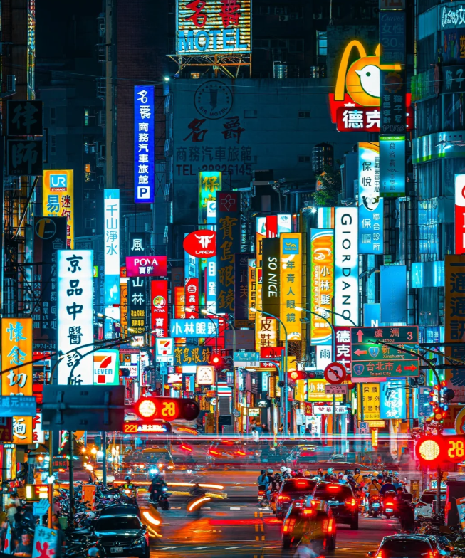 Thadfcjamin's tweet image. ネオンに照らされた人間の気配