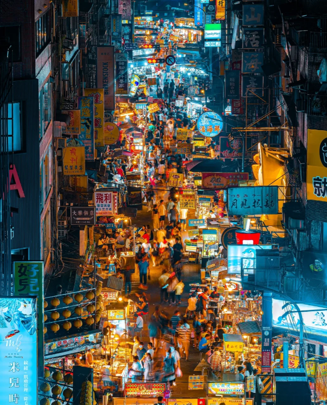 Thadfcjamin's tweet image. ネオンに照らされた人間の気配