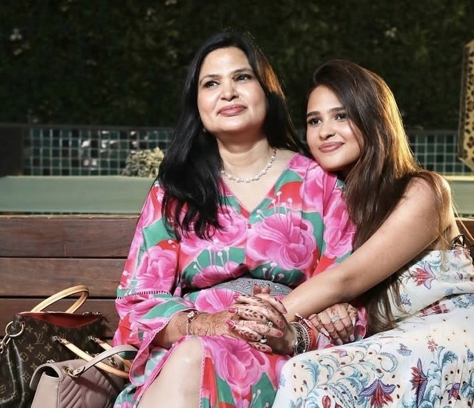 कुमार विश्वास की पत्नी मंजू शर्मा  सब इंस्पेक्टर भर्ती 2021 के फर्जीवाड़े में लिप्त थी। राजस्थान हाईकोर्ट ने इस भर्ती को रद्द कर दिया।

मंजू शर्मा के साथ 6 पदाधिकारी के और भी नाम फर्जी वाले में शामिल है।

कवि तो काफी दिनों से सरकार को तेल मख्खन लगा रहा था अब देखते हैं पत्नी