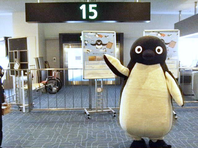 Suicaのペンギンさん 腕に穴あきタイプ(2008年鉄博)、親指タイプ(仙台フルーティア)、普通タイプ(旧ペンスタ・羽田)