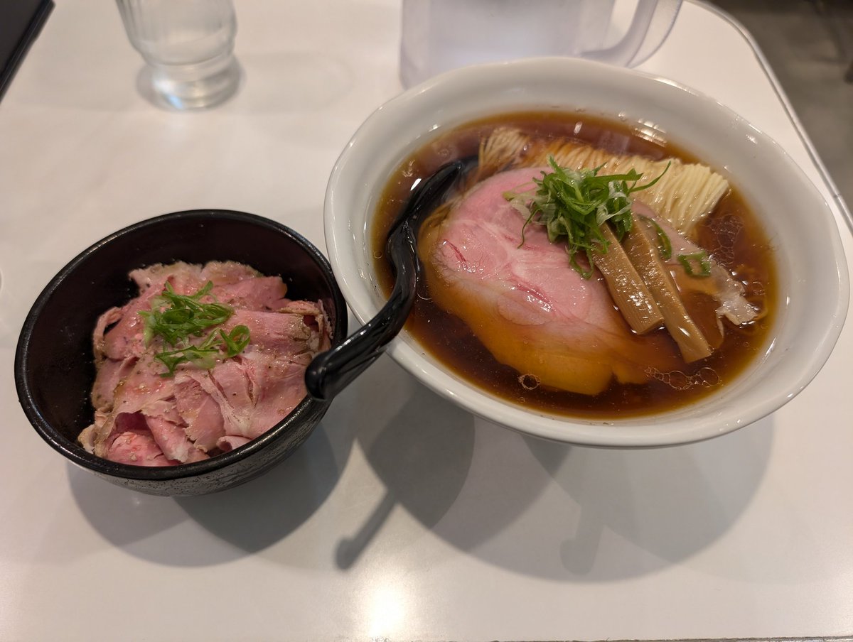 hosuman55's tweet photo. 今日は、仕事終わってからラーメン食べてこちらのライブへ🤗時の流れを感じる、良いライブでした😂歌が繋いでくれた人の縁、人が繋いでくれた歌の縁ですな☺️秋山さんお誕生日おめでとうございます🥳
#バイバイグッバイサヨナラ
#MINATOKU https://t.co/fVDWQWlqAZ