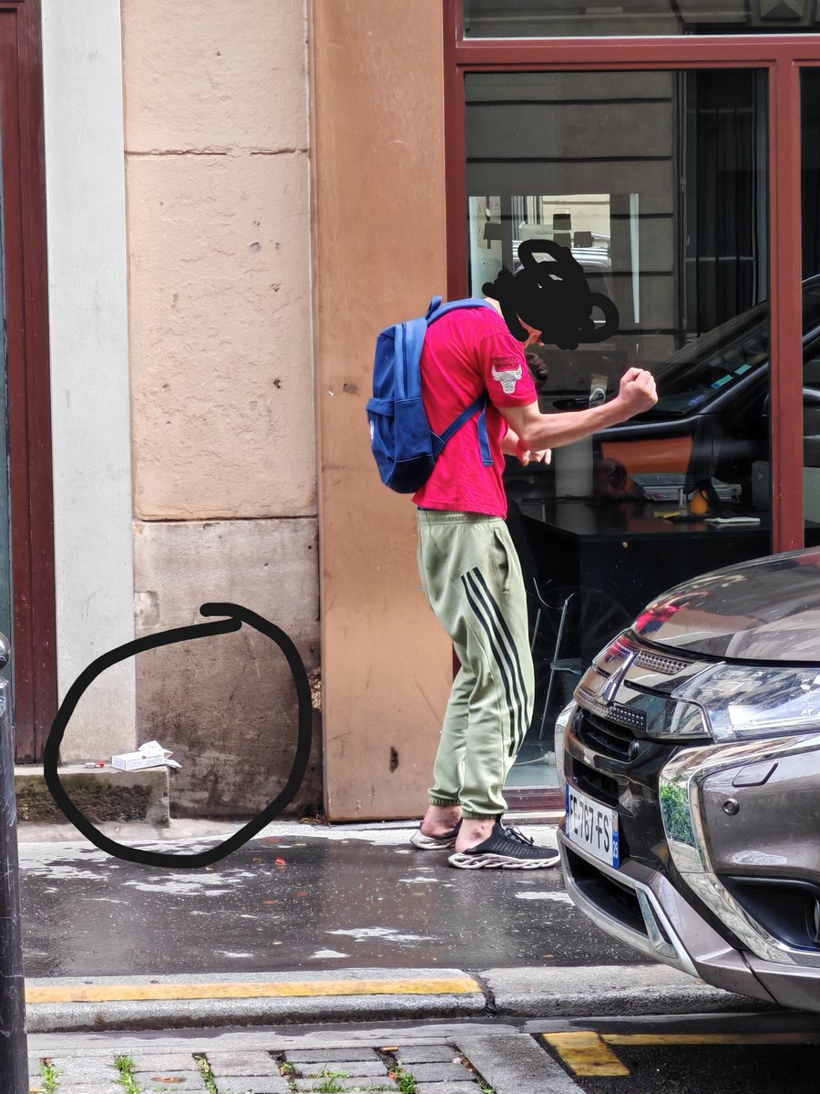 À l'instant, shoot 💉en pleine rue St Vincent de Paul, à quelques enjambées de la salle de conso #HSA #Paris10 qui a "pacifié" et même "embourgeoisé" le quartier selon certains responsables. 
<a href="/CaVautrin/">Catherine Vautrin</a> <a href="/yannickneuder/">Dr. Yannick Neuder</a> <a href="/NunezLaurent/">Laurent Nuñez</a> <a href="/prefpolice/">Préfecture de Police</a> <a href="/Prefet75_IDF/">Préfecture de la région d’Île-de-France</a> <a href="/ARS_IDF/">ARS Île-de-France</a> <a href="/MILDECAgouv/">MILDECA</a>