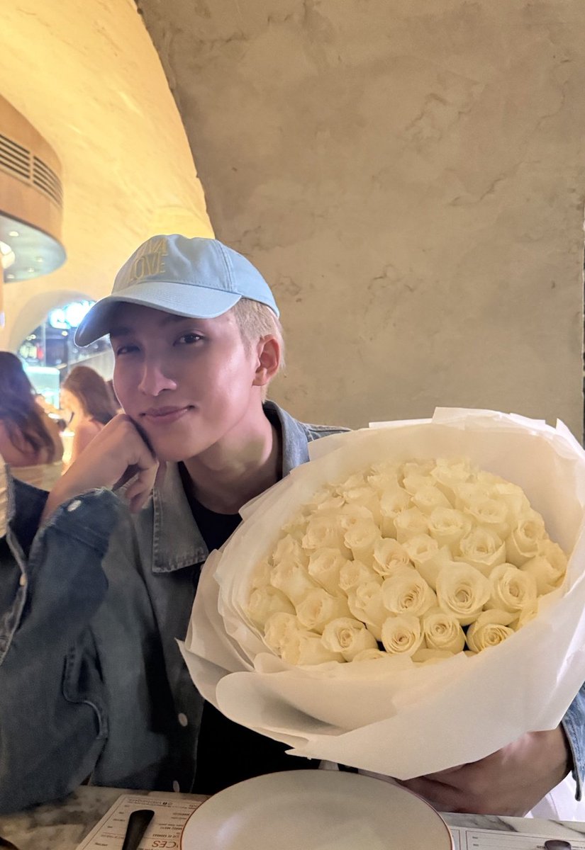 candyeulfeed's tweet photo. i'm sorry, but are they on a date? they were together in public with noeul holding white flowers HELLO!? #bossnoeul https://t.co/hK7QBqTNZW