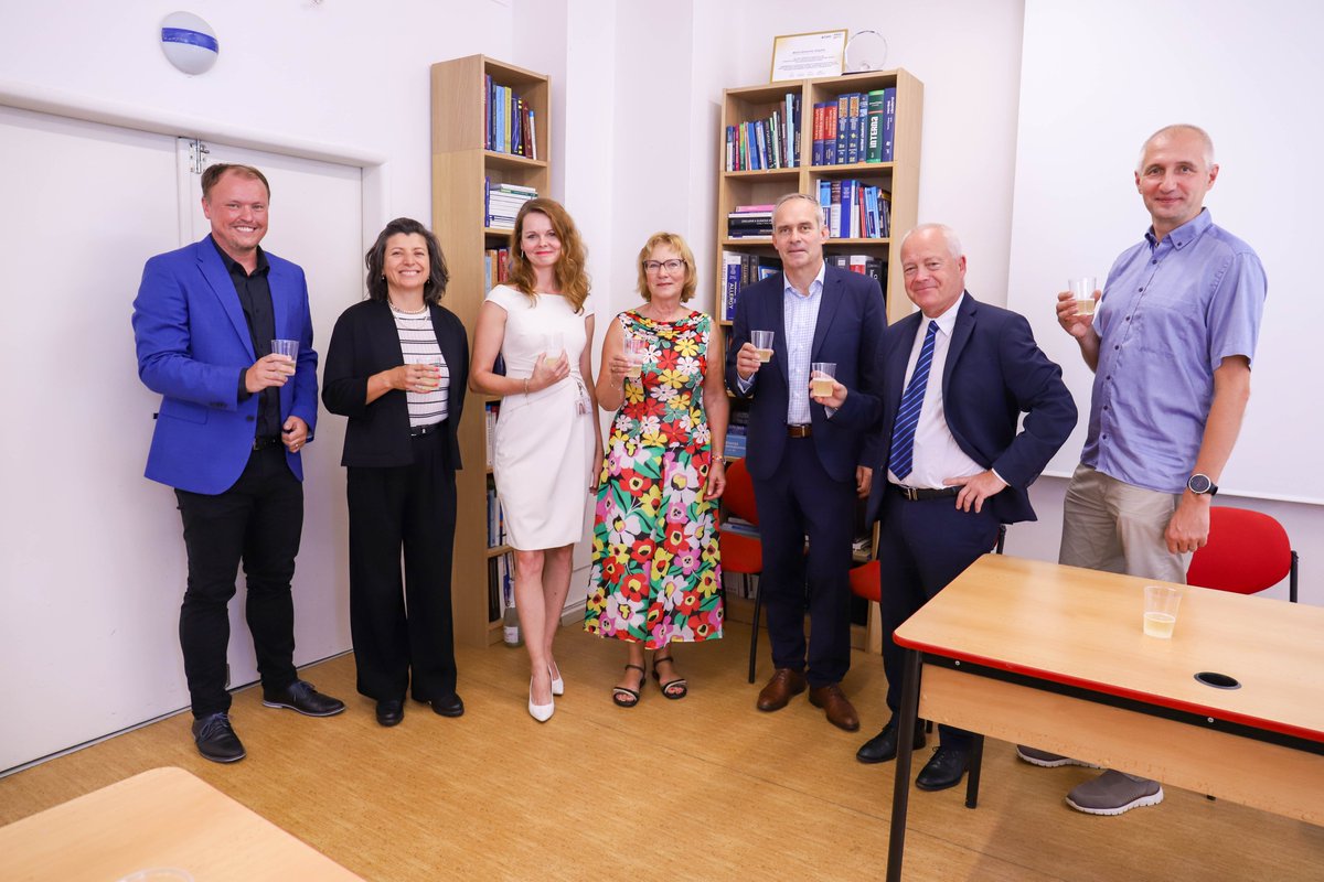 Předávání pomyslného žezla na dvou pracovištích 2. LF UK a FN Motol.
fnmotol.cz/clanky/predava…