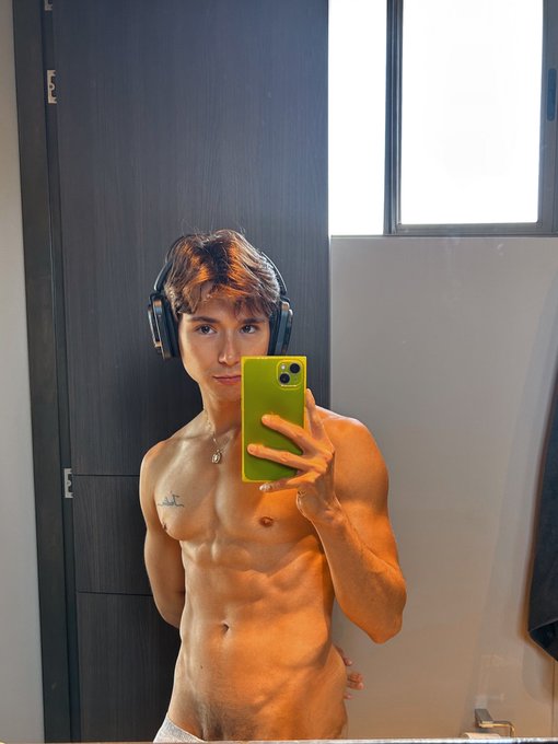 Early bird gets the big uncut cock. 🍌 https://t.co/XLZQiFVlxu