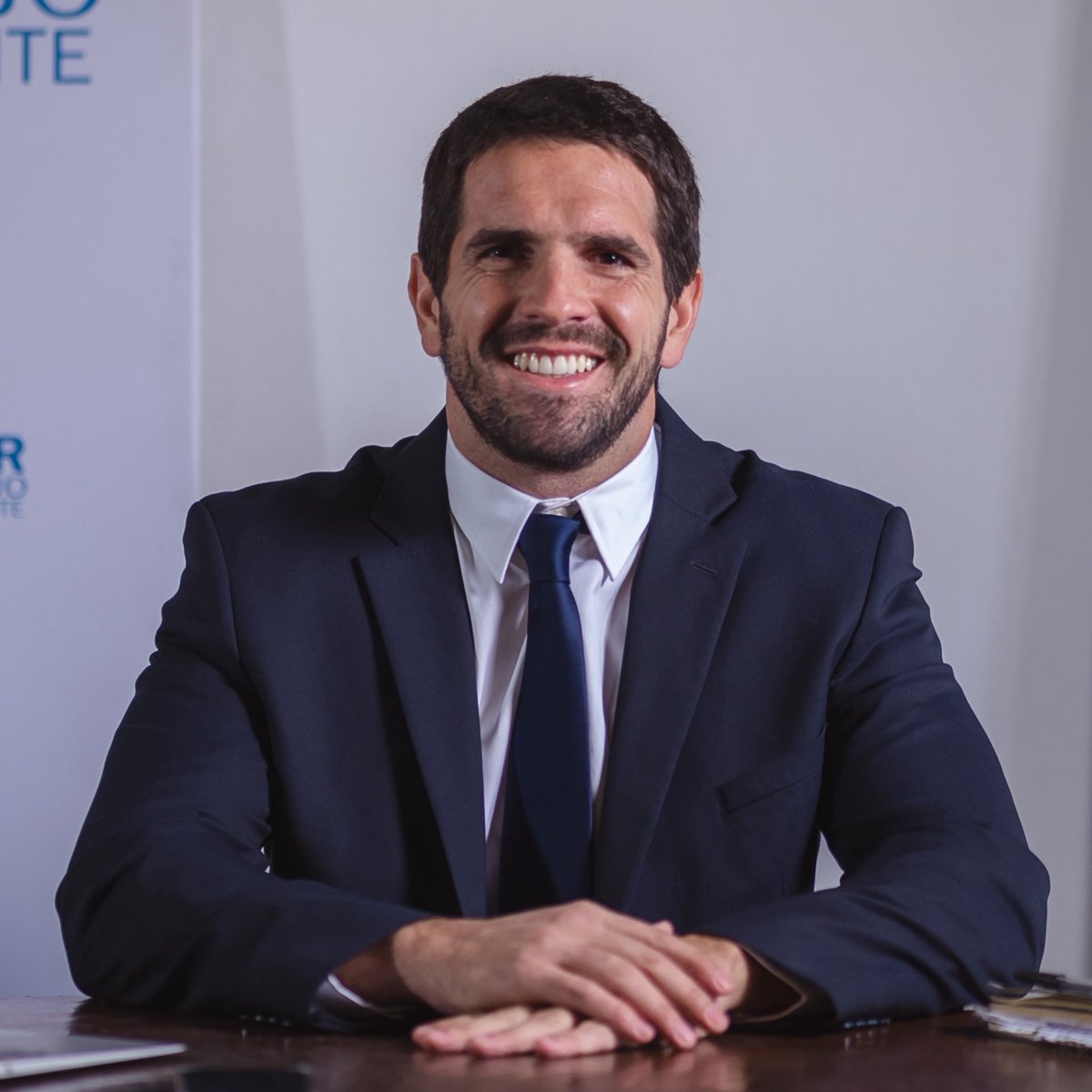 Tuve el honor de recibirme de abogado en la Universidad del Salvador, en el campus de Pilar. 

Hoy, en el Día del #Abogado, les mando un saludo a todos mis colegas, que trabajan en pos de la justicia y siempre en respeto a la ley.