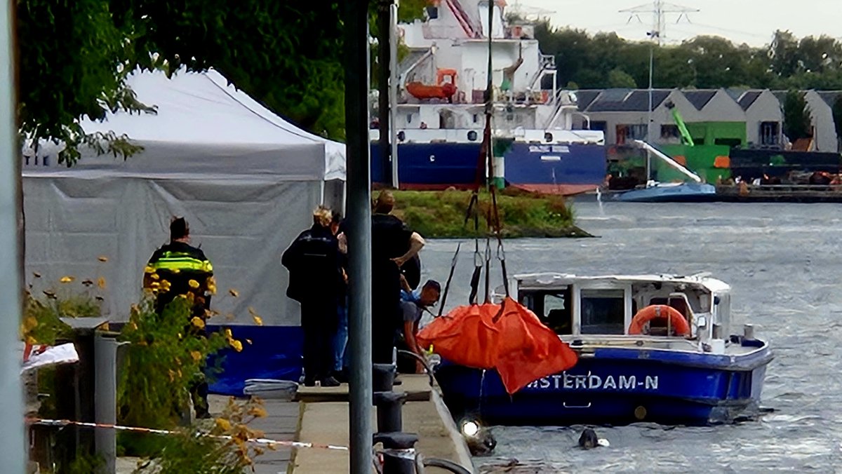Deze middag is er een lichaam aangetroffen in het water aan de #Danzigerkade in Westpoort. De politie heeft het gebied langs het water afgezet met lint. via <a href="/AT5/">AT5</a>  bit.ly/3Jwtk0G
