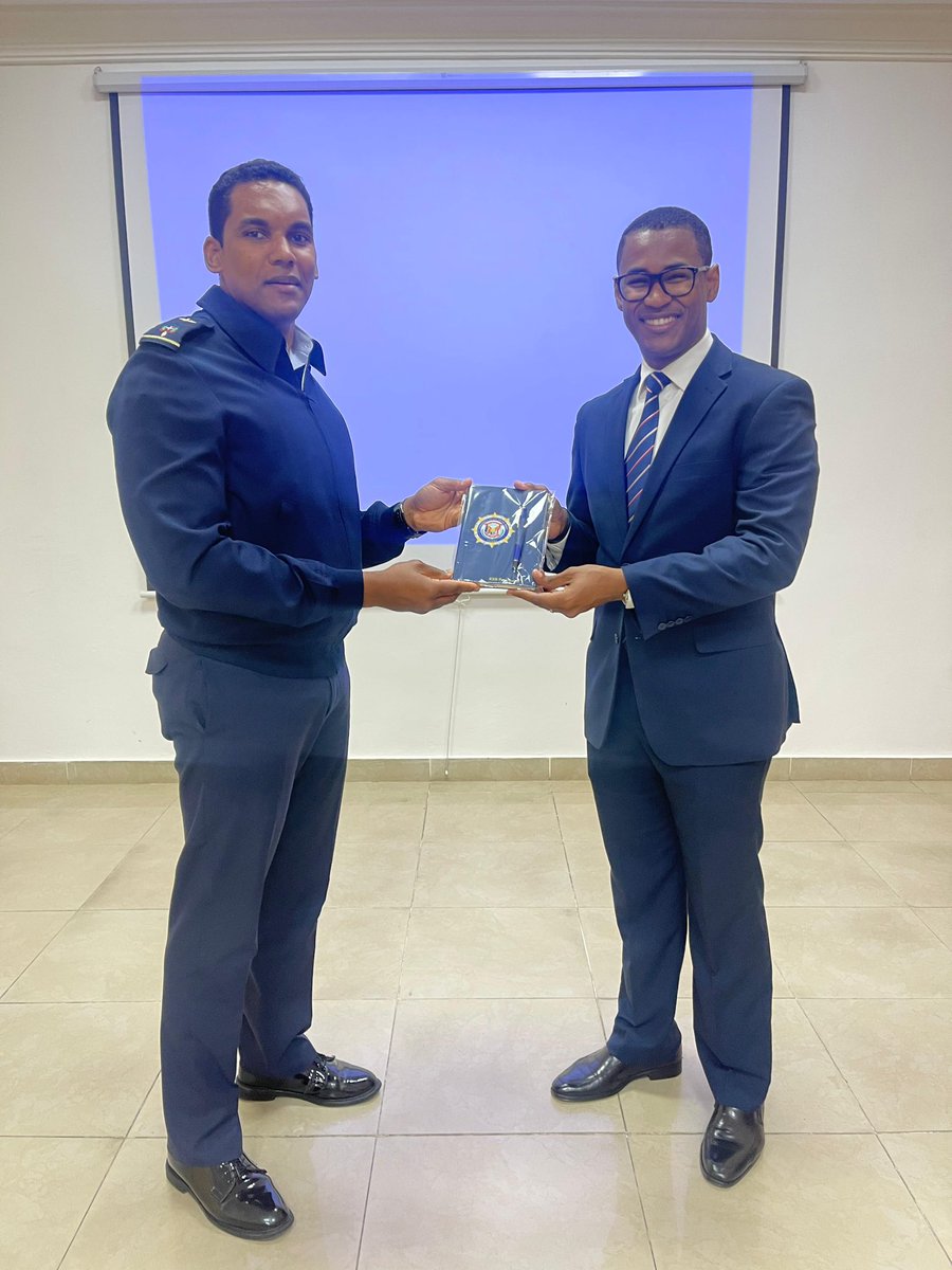 📚✨ Nuestro director <a href="/HaroldModestoS/">Harold Modesto</a> impartió el módulo “Democracia y Derechos Humanos” en el Curso Superior en DD.HH. y DIH, dirigido a oficiales de la Especialidad en Comando y Estado Mayor Aéreo. Una jornada que fortalece la formación en valores democráticos.

<a href="/FUNGLODE/">FUNGLODE</a> #OJD