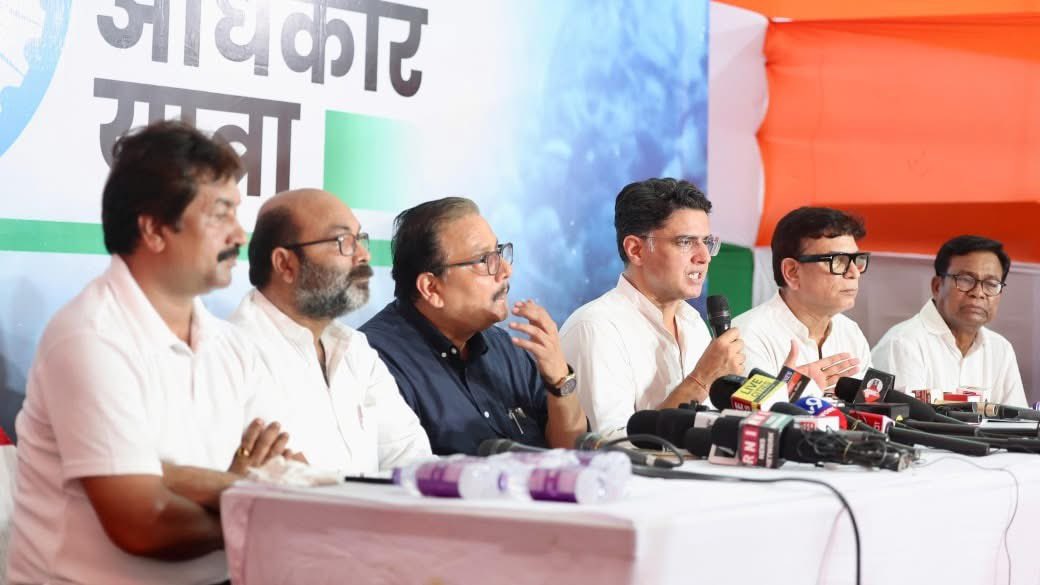 ये चुनाव सरकार नहीं, सरोकार बदलने का चुनाव है।

सीमांचल और मिथिलांचल के लिए विकास बोर्ड का गठन किया जाएगा, ताकि यहाँ से पलायन और बेरोजगारी को खत्म किया जा सके। 

: मा॰ सांसद <a href="/manojkjhadu/">Manoj Kumar Jha</a> जी। 

#VoterAdhikarYatra