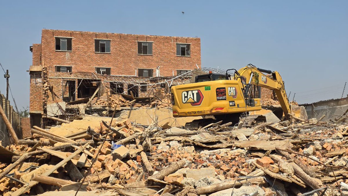 nasiphim's tweet image. We were back at this property in Pretoria West to demolish unsafe and illegal structures built by a serial non-compliant businessman. The City got a court order that enabled us to finally demolish structures that pose a danger to citizens. @CityTshwane